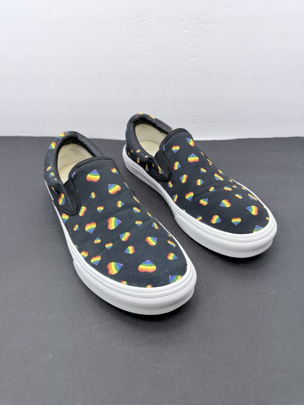 Three iN Rainbow Hearts Slip On Mens Sneakers Size 10 Black Canvas Skate Shoes